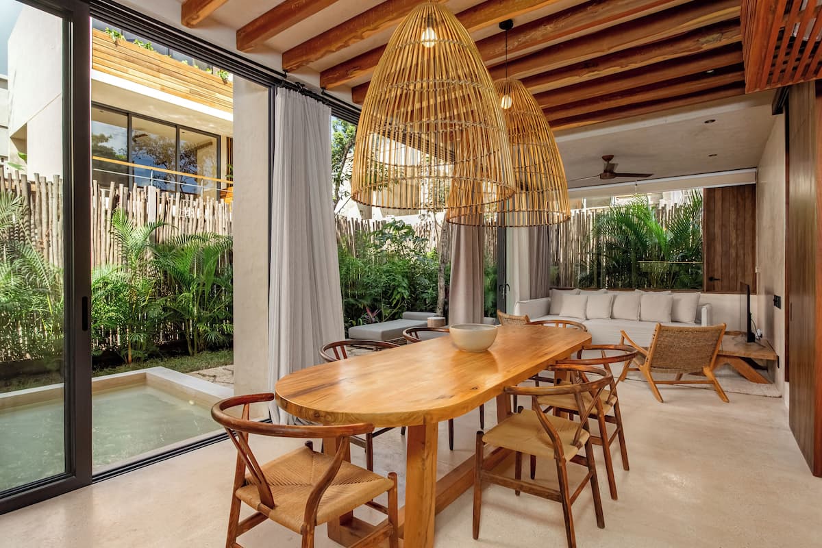 Luxe villa, uitzicht op zwembad | Een kluis op de kamer, een strijkplank/strijkijzer, gratis wifi