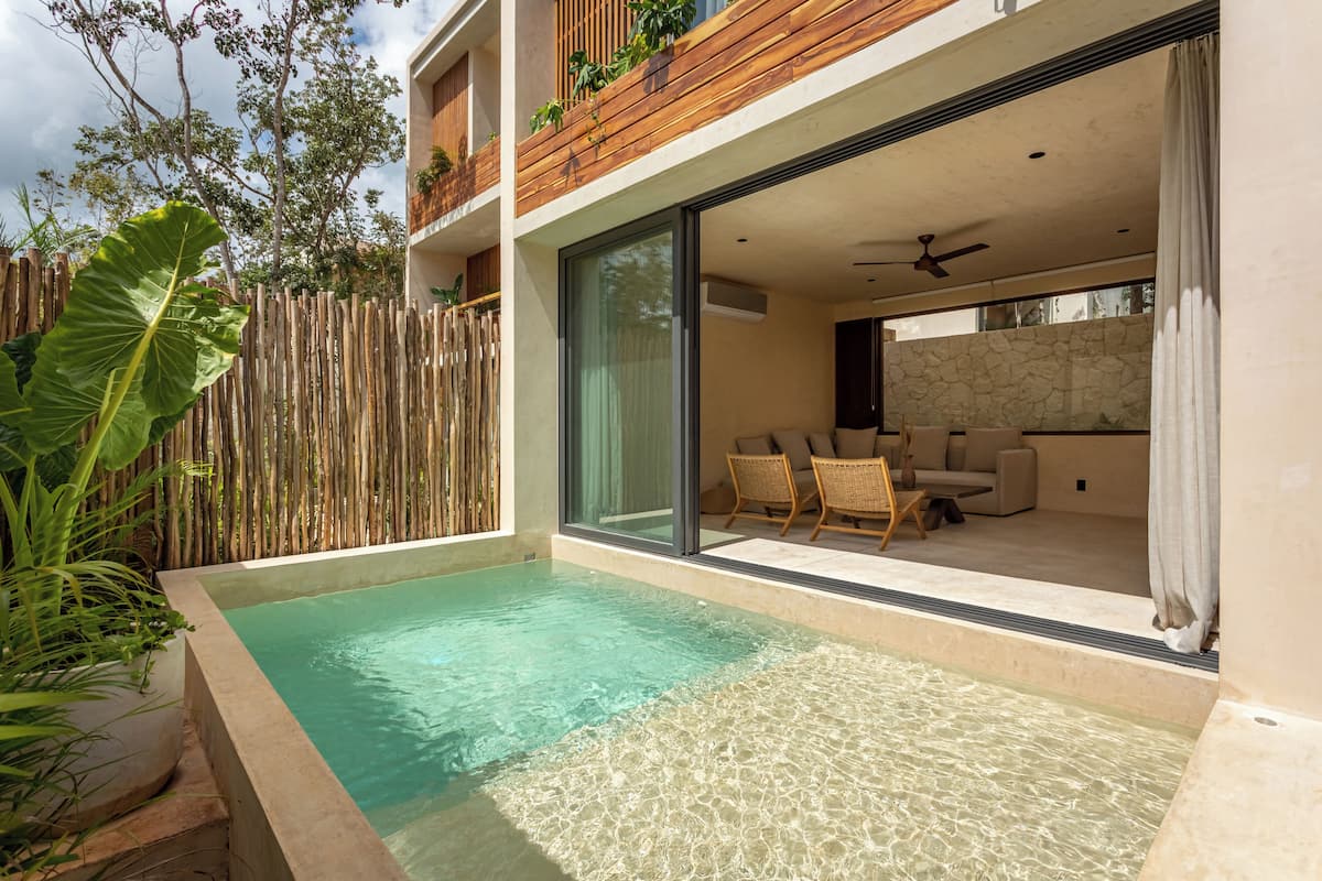 Luxe villa, uitzicht op zwembad | Een kluis op de kamer, een strijkplank/strijkijzer, gratis wifi
