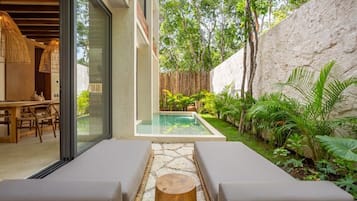 Luksushuvila, näköala uima-altaalle | Tallelokero huoneessa, silitysrauta/-lauta, ilmainen Wi-Fi