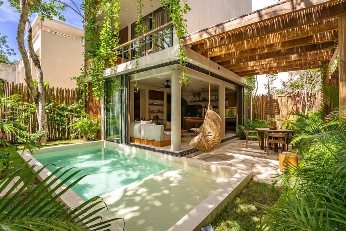 Luxe villa, uitzicht op zwembad | Een kluis op de kamer, een strijkplank/strijkijzer, gratis wifi