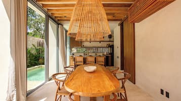 Villa de lujo, vista a la alberca | Caja de seguridad en la habitación y tabla de planchar con plancha