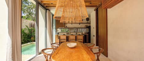 Vil·la de luxe, vistes a la piscina | Caixa forta a l'habitació, planxa i posts de planxar i wifi gratuïta