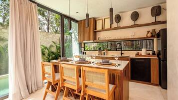 Villa de lujo, vista a la alberca | Caja de seguridad en la habitación y tabla de planchar con plancha