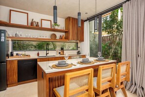 Luxe villa, uitzicht op zwembad | Een kluis op de kamer, een strijkplank/strijkijzer, gratis wifi
