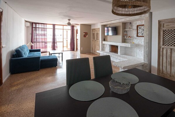 Apartment, 1 Bedroom, Accessible, Smoking | Living room | Books