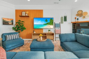 Smart TV, caminetto, tavolo da calcetto, tavolo da ping pong