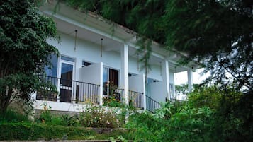 Vista frontal de la propiedad