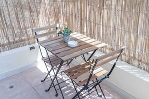 Outdoor dining - StayShort - Cozy 1BR in JVT that Sleeps 4 with Balcony! (JVT)