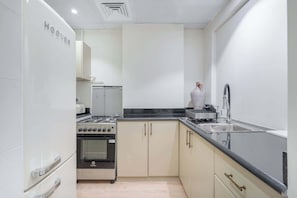 Réfrigérateur, micro-ondes, four, plaque de cuisson