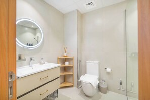 Shower, hair dryer, towels