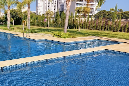 Flat in Villajoyosa With Sea Views & Pool