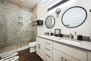 Een douche, een haardroger, handdoeken, shampoo