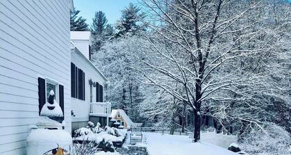 Private, beautiful and quiet bedroom with private bathroom in county farmhouse.