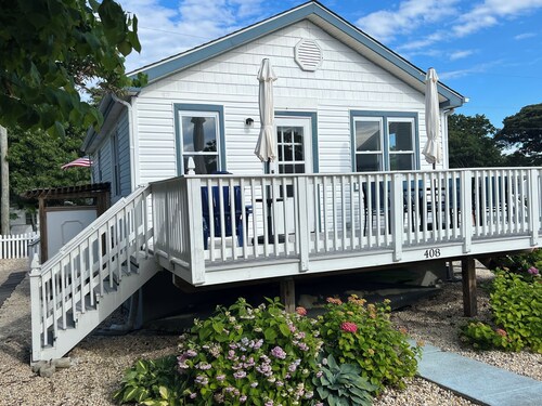 Charming Bayfront Cottage!! Peaceful Escape with Stunning Sunsets. 