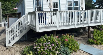 Charming Bayfront Cottage!! Peaceful Escape with Stunning Sunsets.