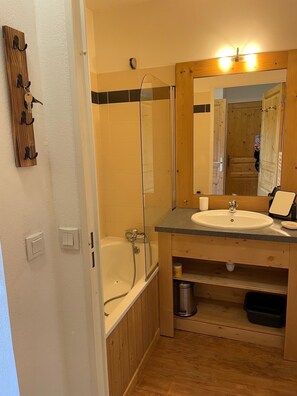 Hårtørrer, håndklæder, Toiletpapir