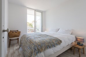 Een strijkplank/strijkijzer, beddengoed