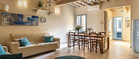 Appartement | Woonruimte | Een 32-inch flatscreentelevisie met satellietzenders