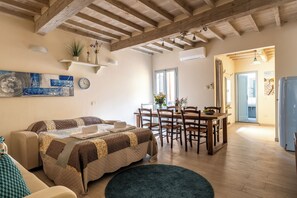 Appartement | Woonruimte | Een 32-inch flatscreentelevisie met satellietzenders