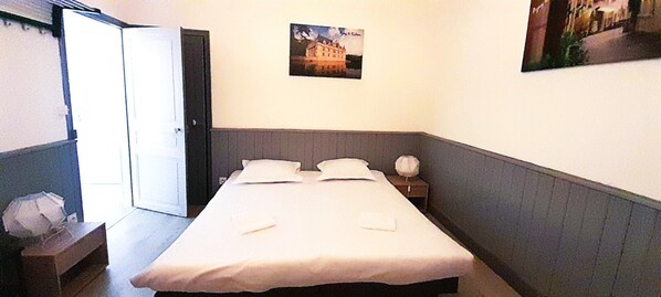 1 slaapkamer, een strijkplank/strijkijzer, wifi, beddengoed