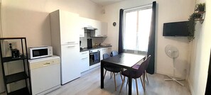 Een microgolfoven, een oven, een kookplaat, een vaatwasser