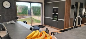 Microondas, horno, placa de cocina y lavavajillas