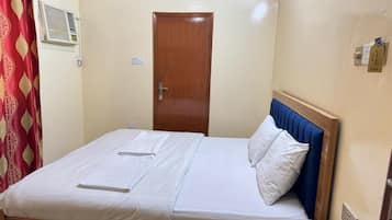 Phòng đôi, quang cảnh thành phố | Két bảo mật tại phòng, bàn, khu vực làm việc phù hợp cho laptop