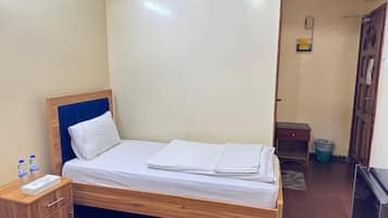 Phòng 2 giường đơn Tiêu chuẩn | Két bảo mật tại phòng, bàn, khu vực làm việc phù hợp cho laptop