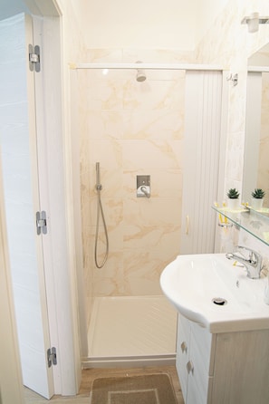 Shower, hair dryer, bidet, towels - Cozy B&B between Naples, Caserta and the beautiful Amalfi Coast (Santa Maria A Vico)