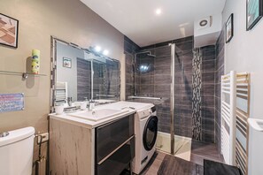 Dusche, Haartrockner, Handtücher, Toilettenpapier