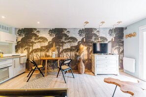 TV connectée, livres, médiathèque, chaîne hi-fi