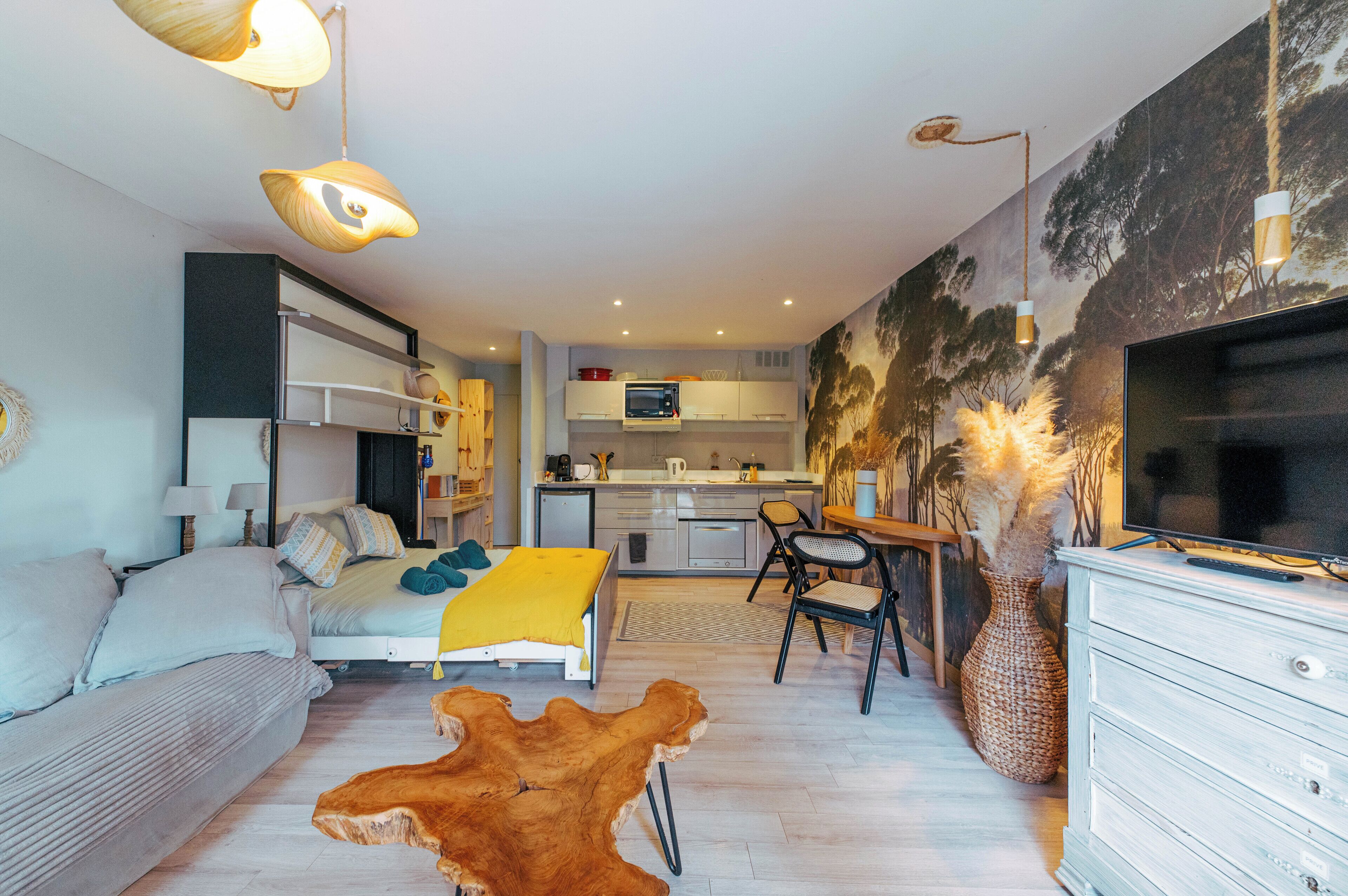 Tabla de planchar con plancha, wifi y ropa de cama 