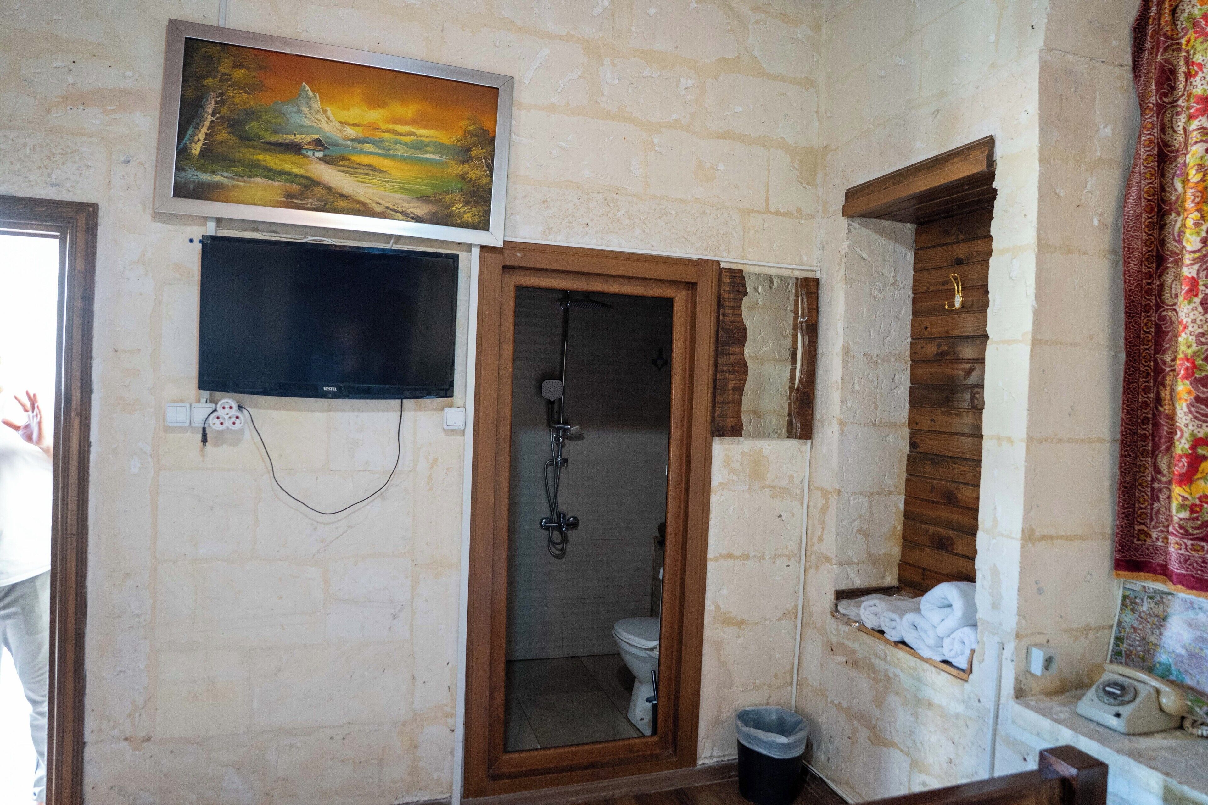 Comfort Double Room | Bathroom | Shower, free toiletries, hair dryer, slippers