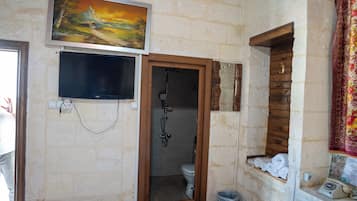 Comfort Double Room | Bathroom | Shower, free toiletries, hair dryer, slippers