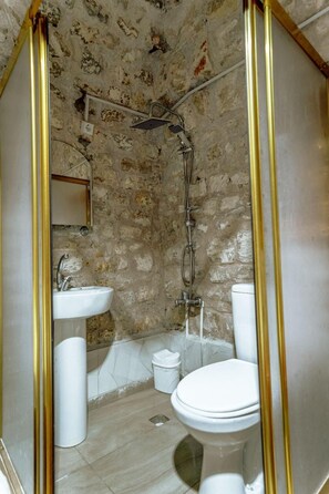 Phòng đôi tiện nghi đơn giản, quang cảnh sân vườn | Phòng tắm | Đồ dùng nhà tắm miễn phí, máy sấy tóc, dép đi trong nhà 