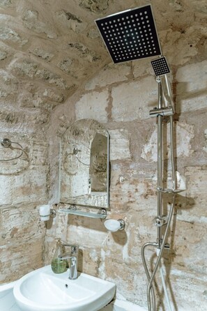 Artículos de tocador gratuitos, secador de pelo, pantuflas, toallas