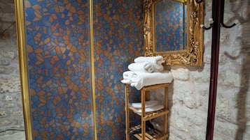 Comfort Double Room | Bathroom | Shower, free toiletries, hair dryer, slippers