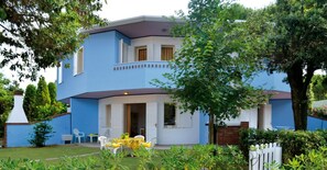 Outdoor dining - Bright house with a private garden (Bibione)