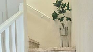 Familie appartement, 3 slaapkamers, uitzicht op tuin | 1 slaapkamer, een strijkplank/strijkijzer, gratis wifi