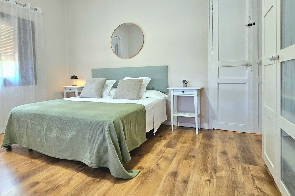 Apartamento família, 3 quartos, vista para o jardim | Ferros/tábuas de passar roupa, Wi-Fi de cortesia