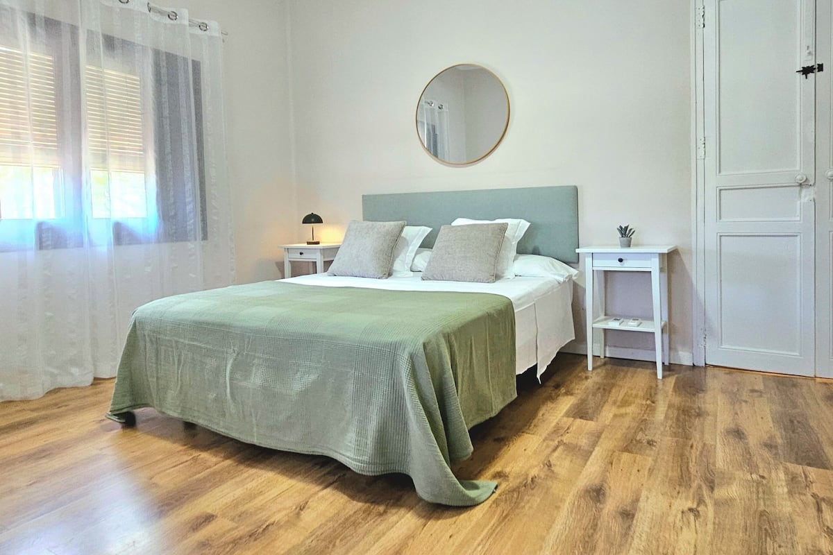 Familie appartement, 3 slaapkamers, uitzicht op tuin | 1 slaapkamer, een strijkplank/strijkijzer, gratis wifi
