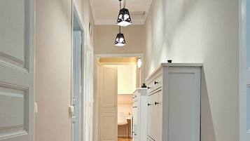 Familie appartement, 3 slaapkamers, uitzicht op tuin | 1 slaapkamer, een strijkplank/strijkijzer, gratis wifi