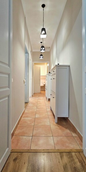 Familie appartement, 3 slaapkamers, uitzicht op tuin | 1 slaapkamer, een strijkplank/strijkijzer, gratis wifi