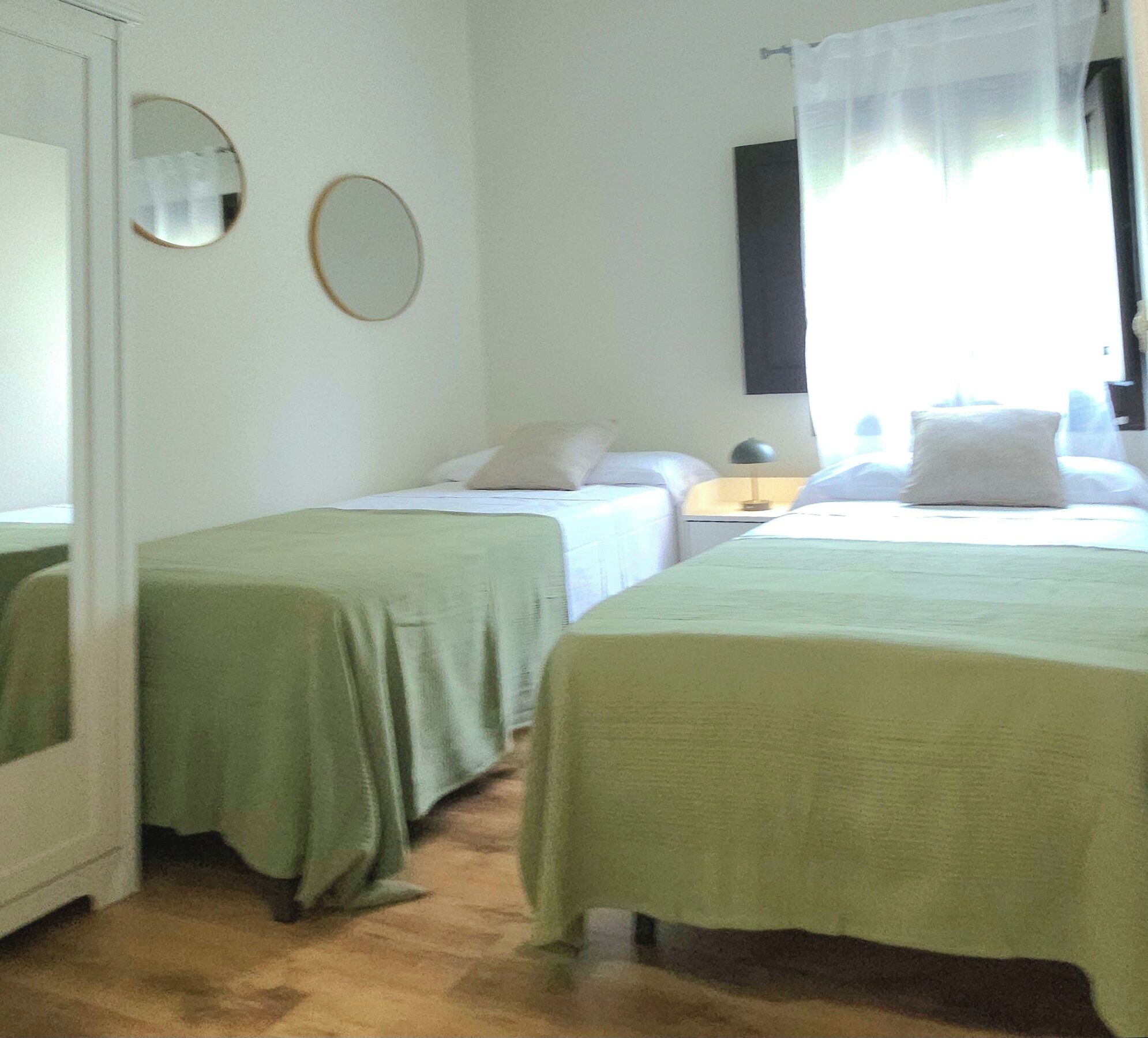 Familie appartement, 3 slaapkamers, uitzicht op tuin | Een strijkplank/strijkijzer, gratis wifi