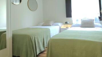 Familie appartement, 3 slaapkamers, uitzicht op tuin | Een strijkplank/strijkijzer, gratis wifi