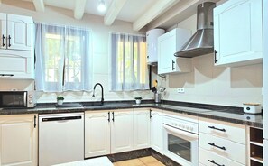 Familie appartement, 3 slaapkamers, uitzicht op tuin | Privékeuken | Een koelkast/vriezer, een kookplaat, kookgerei, borden en bestek