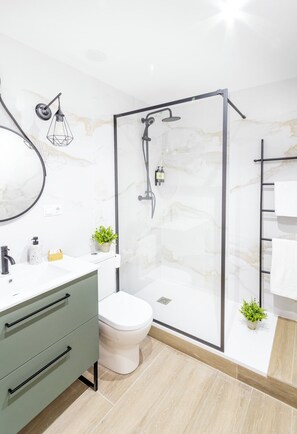 Shower, hair dryer, towels, soap - Apartaments La Cabana (Tarragona)