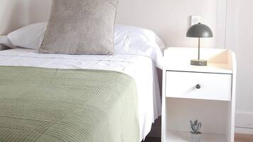 Familie appartement, 3 slaapkamers, uitzicht op tuin | 1 slaapkamer, een strijkplank/strijkijzer, gratis wifi