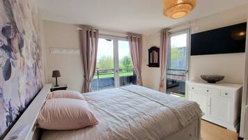 3 bedrooms, iron/ironing board, WiFi, bed sheets