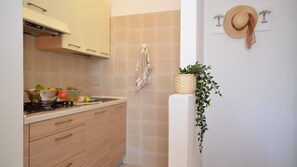 Réfrigérateur, micro-ondes, plaque de cuisson, cafetière/bouilloire